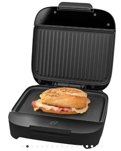 Sandwichera Oster® compacta con platos hondos